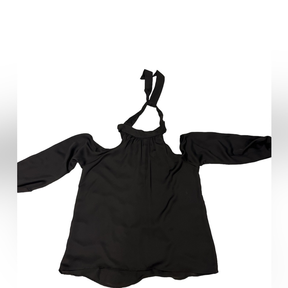 NWT, Sexy, light fun blouse, perfect for a night out, shoulder cut outs. M Black